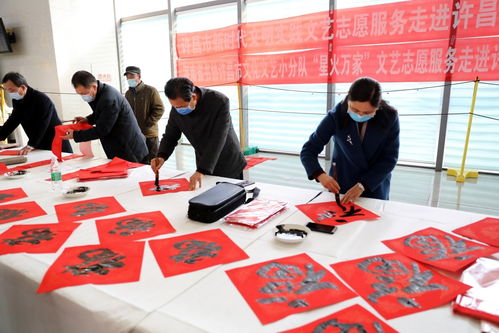 书写春联送祝福,让旅客感受到浓浓的年味